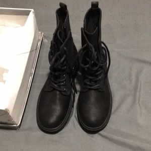 NWT Women’s boots size 9m